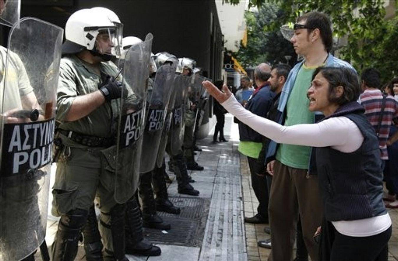 ການແຫ່ ຂະບວນປະທ້ວງຢູ່ ເກຼັກ ກາຍເປັນການຈະລາຈົນ